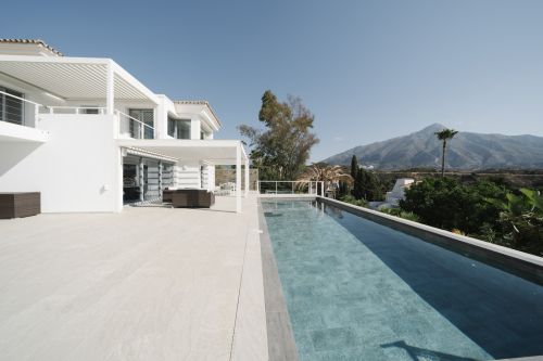 Exclusive Villa in Nueva Andalucía with Panoramic Views