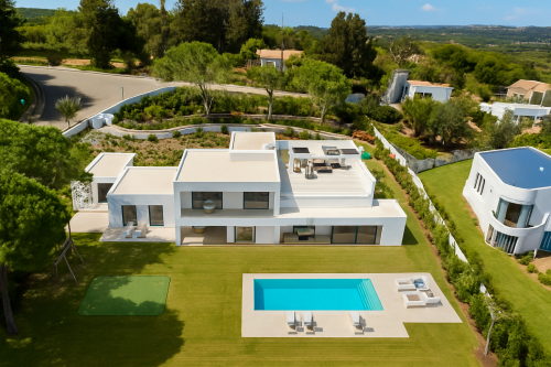 Contemporary Frontline Golf Villa with Lake Views – Sotogrande Alto