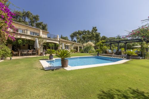 EXCLUSIVE ANDALUCIAN-STYLE VILLA ON TWO INDEPENDENT PLOTS STEPS FROM THE REAL CLUB VALDERRAMA-SOTOGRANDE ALTO
