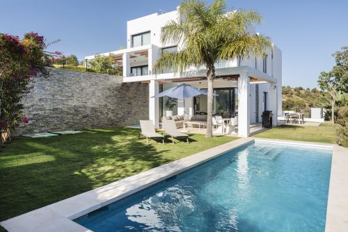 Modern 5-bedroom villa in a secure gated community near Marbella