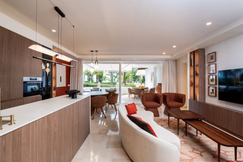 Luxury Ground-Floor Apartment with Three Bedrooms in Alhambra del Mar, Steps from the Sea