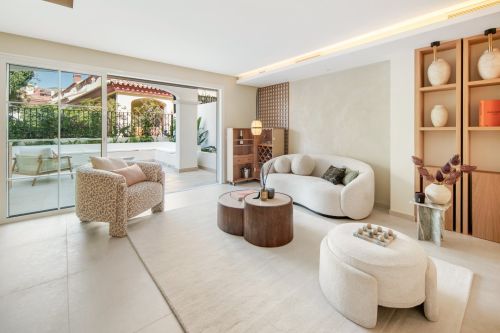 Golden Mile Gem – Renovated Townhouse with Terrace