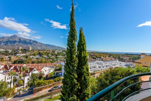 Modern 2-Bedroom Apartment with Panoramic Views in Señorio de Aloha, Nueva Andalucia