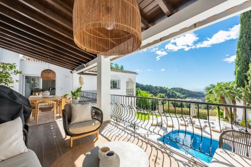 Semi-detached house with amazing viewings