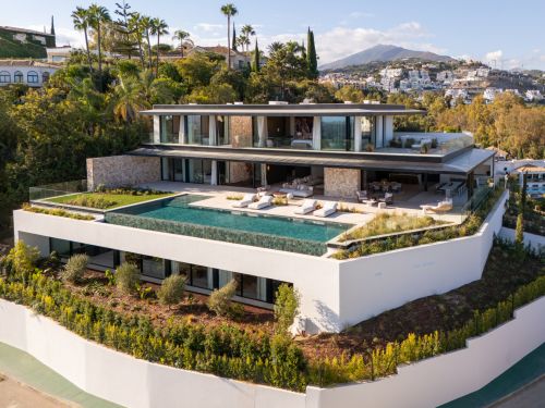 Villa for sale in El Herrojo, Benahavis
