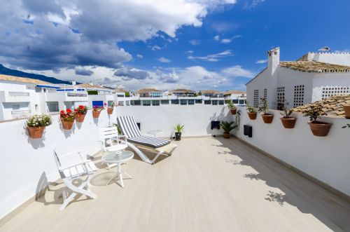 Light and exclusivity in this 3 bedroom penthouse in the heart of Puerto Banus