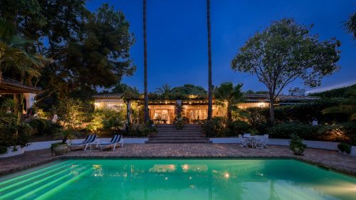 Andalusian Cortijo with Lake Views