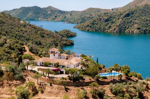 Timeless Andalusian Villa with Lake Views
