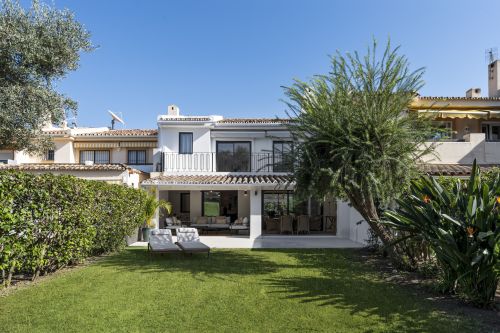 Luxury Frontline Golf Townhouse in Los Olivos, Nueva Andalucía