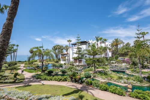 Exclusive Luxury Seafront Apartment in Puente Romano