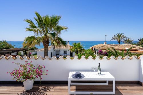 Forget just an investment – seize a lifestyle!  This isn't just a villa; it's your exclusive key to direct beach access and the sun-drenched glamour of Marbesa, one of the Costa del Sol's most sought-after coastal gems. Imagine waking up...