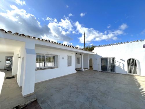 Located in the beautiful area of El Faro, Mijas, this stunning villa offers the perfect blend of luxury and convenience. Just minutes from shops, restaurants, and the beach, the villa provides a peaceful yet accessible retreat. With...