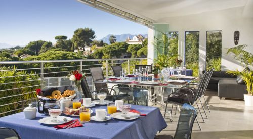 Nestled in lush green surroundings and just a short walk from Elviria's amenities, this unique villa is an ideal opportunity for both living and business.