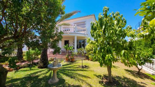 This well-maintained family villa, built by its original owners, offers a fantastic opportunity to live in the highly sought-after area of Elviria, Marbella, just minutes from the beach and local amenities.Set beside a peaceful river at...