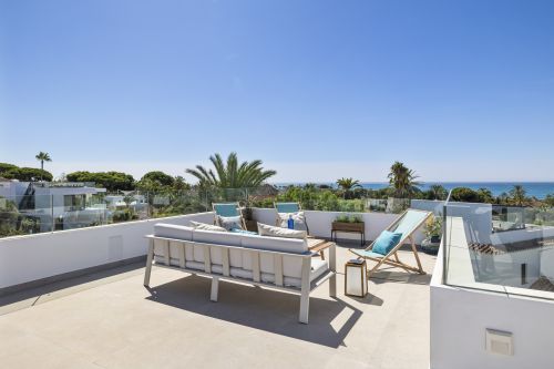 Just steps from the sea, this stunning new villa is located in the highly sought-after Marbesa urbanisation. Built to the highest standards, its modern design flows seamlessly around a private infinity pool, blending indoor and outdoor...