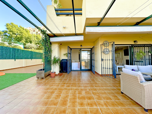 Exclusive renovated apartment with a large terrace and panoramic views in Las Joyas, Estepona