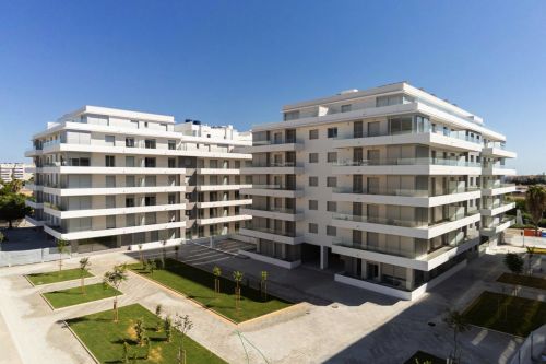 Exclusive Apartment with Infinity Salt Pool, Gym, and Gourmet Lobby in Jardines de Guadaiza