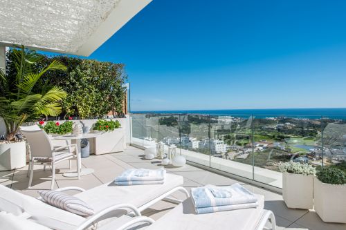 Amazing duplex penthouse with 360 views.