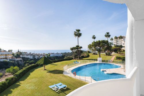 Welcome to this bright and renovated 3 bedroom apartment in Calahonda with beautiful views!