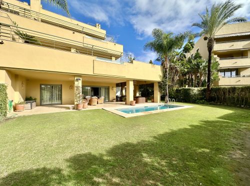 EXCLUSIVE APARTAMENT WITH PRIVATE GARDEN AND  POOL IN SOTOGRANDE MARINA