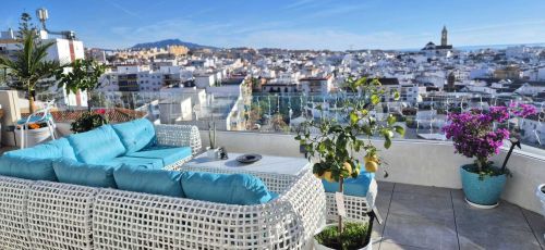 Luxury penthouse with panoramic sea and mountain views in the center of Estepona