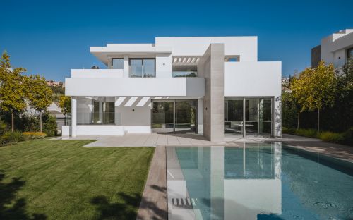 Elegant Contemporary Villa with 5 En-Suite Bedrooms in El Paraíso, New Golden Mile, Marbella