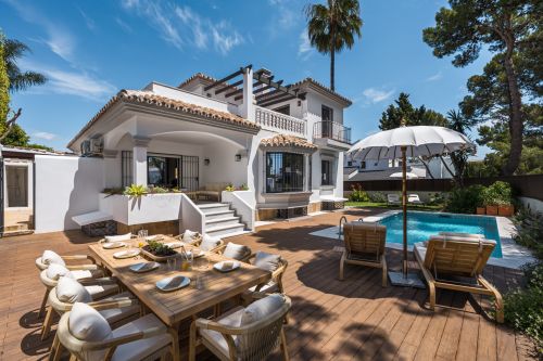 Casa Los Momentos is a stylish and spacious 6-bedroom villa in Altos del Rodeo