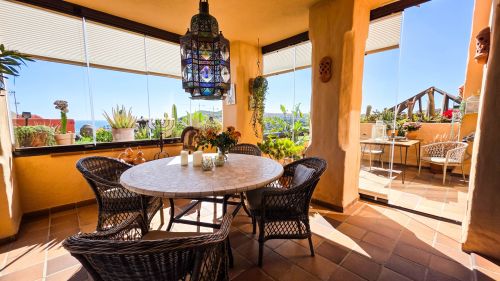 Corner Penthouse with Large Terrace and Sea Views in La Duquesa