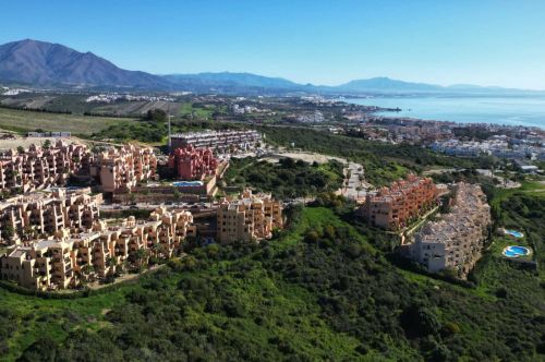 Semi-Furnished Apartment in the Exclusive Urb. Coto Real