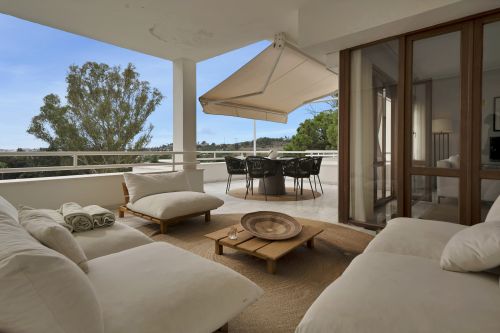 Beautifully renovated two bedroom apartment located in the prestigious Alcores del Golf community in Nueva Andalucía