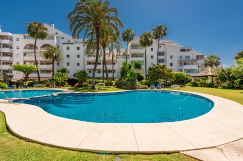 Refurbished Apartment with Sea and Mountain Views in a Popular and Unique Community