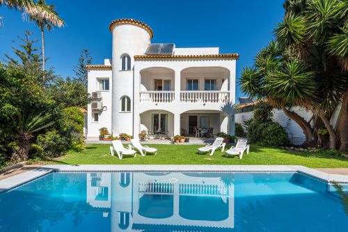Charming Spanish Villa with Sea Views Just 100m from the Beach – Prime Linda Vista Baja Location Near San Pedro