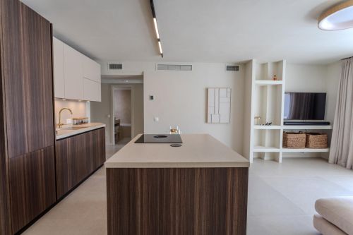 Elegant Fully Renovated Home (2025) with High-End Finishes and Spacious Terraces