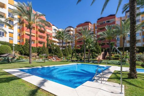 Bright South-Facing 3rd-Floor Apartment with Tourist Licence