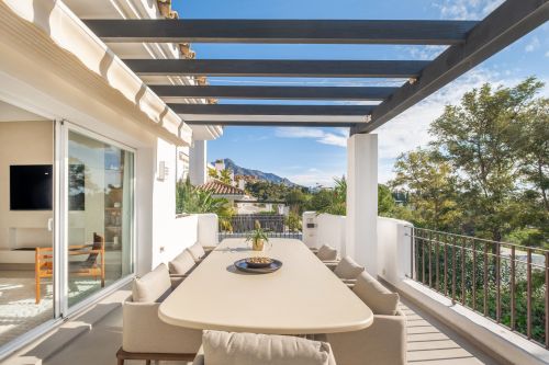 Newly renovated penthouse in La Quinta Village with panoramic sea views, spacious terraces and gated community living near Puerto Banús and top golf courses.