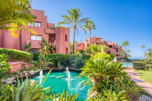Fantastic south west facing three-bedroom duplex penthouse located in the prestigious gated beachfront community of Menara Beach, Estepona