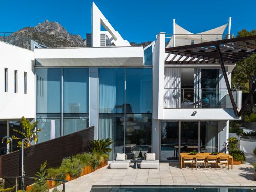 Contemporary Hillside Living on Golden Mile