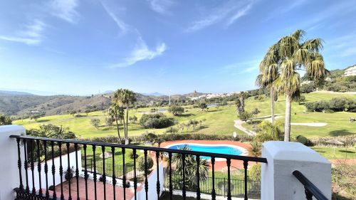 Townhouse with Panoramic Views and Solarium in Alhaurín Golf.