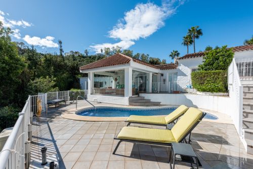 Charming Cottage-Style Villa in the Hills of Benahavís – Excellent Value