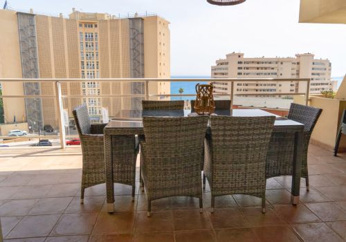 Apartment in the Torreblanca area with sea views from the terrace and tourist license – an ideal investment.