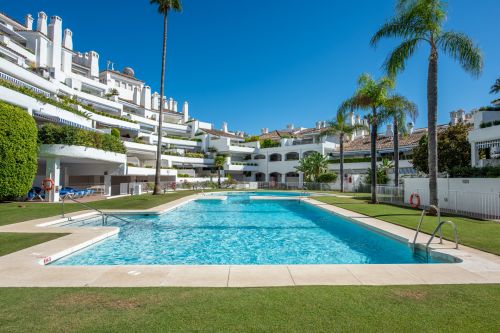 Beautiful two bedroom ground floor apartment, located in the sought-after Birdie Club community in Río Real, Marbella