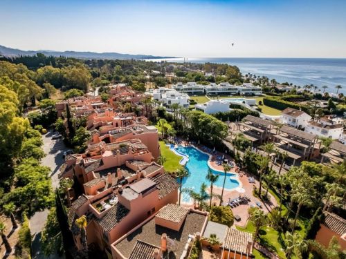 Stylish 2-Bedroom Apartment on Marbella’s Golden Mile with Gym & Underground Parking