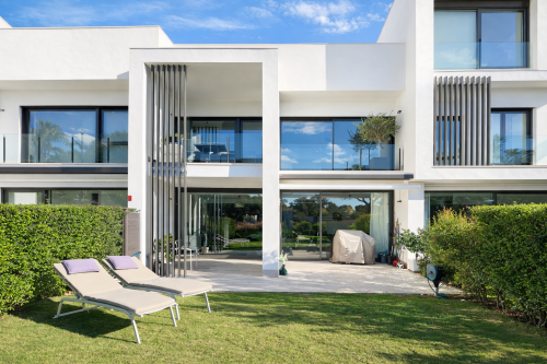 Modern Townhouse with stunning views in the urbanization Hoyo 17 in San Roque Club