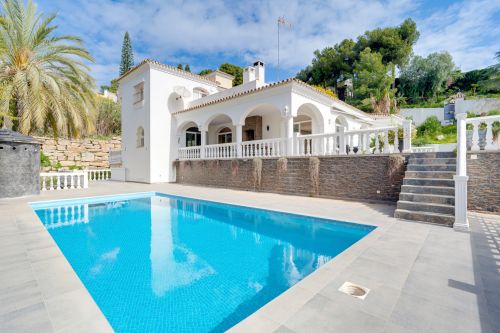 Reform opportunity - South facing, four bedroom Villa located in El Paraiso with sea views