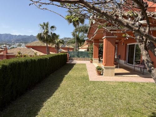 Townhouse with private garden in Santa Clara Golf