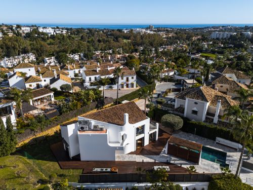 Contemporary Four-Bedroom Villa with Golf & Sea Views in Nueva Andalucía