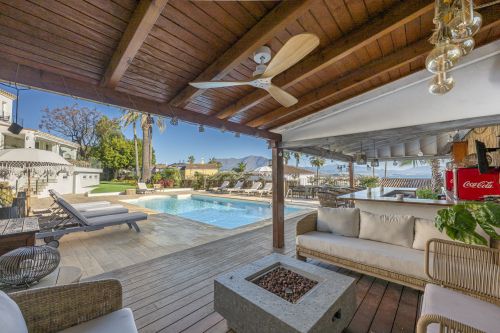 A Landmark Villa in La Duquesa with Panoramic Sea Views