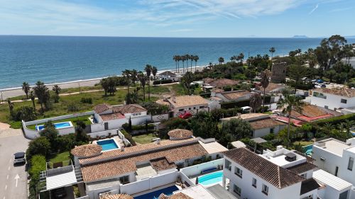 Beachside Villa with Sea Views and Rooftop Solarium in El Saladillo