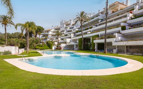 Elegant south-facing duplex with spacious terraces in Río Real, East Marbella