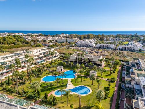2-Bedroom Apartment with Spacious Terrace, Nueva Andalucía